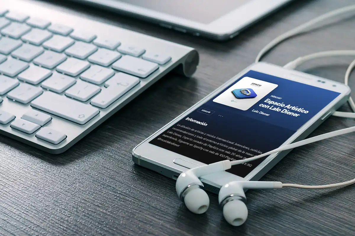 Tecnología y música: tablet y audífonos con las playlists de Lalo Diener
